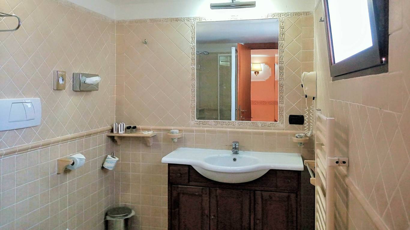 Hotel-Riviera-Fiumicino-Roma-Foto-2023-junior-suite-bagno-hotel-riviera-fiumicino