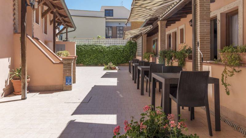 Hotel-Riviera-Fiumicino-Rome-courtyard-1